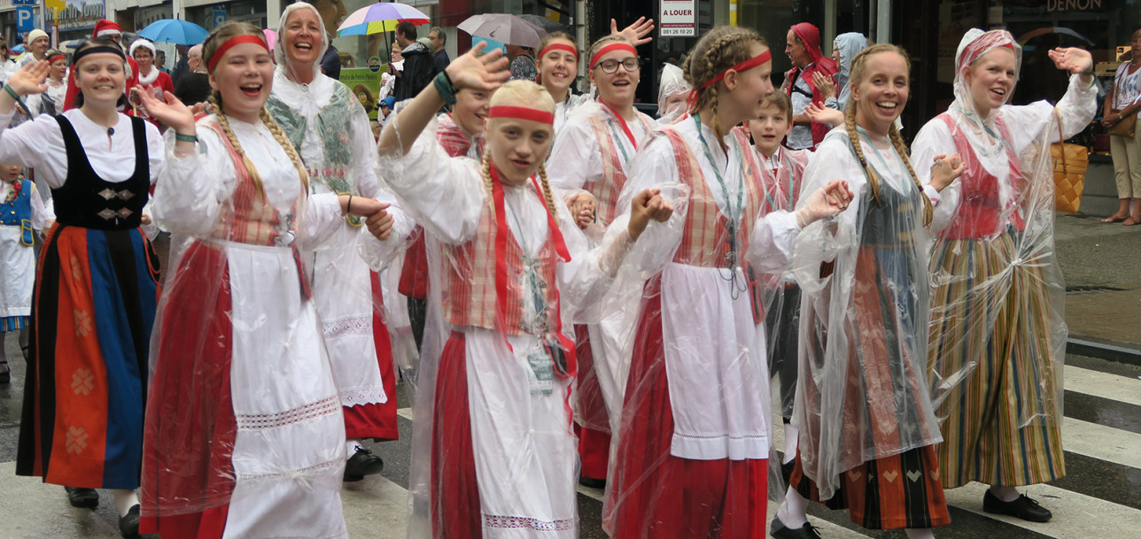Turkulaiset tanssijat kansallispuvuissa