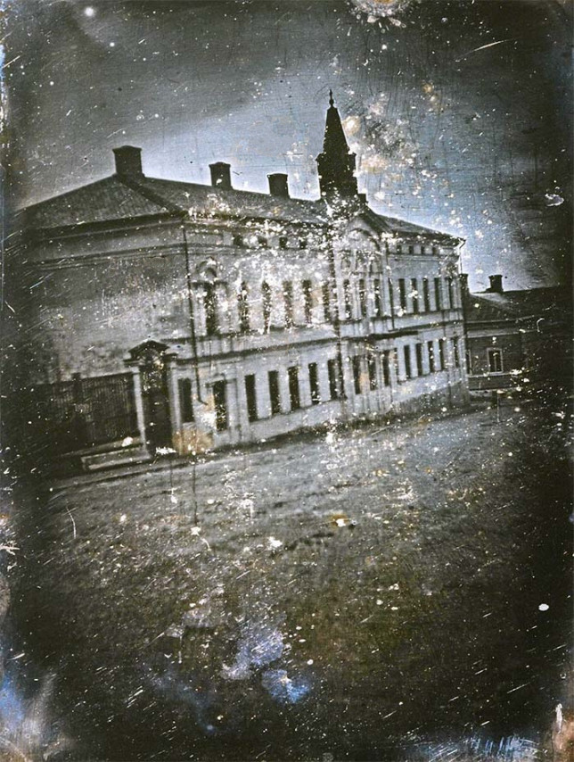 Henrik Cajanderin kuvaama, ensimmäinen Suomessa otettu dagerrotypia. Kuvassa näkyy Uudenmaankatu 8:ssa sijainnut  Nobelin talo, jonka takaa pilkistää Turun tuomiokirkon torni.