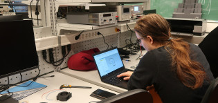 Opiskelija opinnoisssaan kannettavan tietokoneen ääressä.