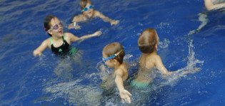 Lapset Impivaaran uimahallissa.