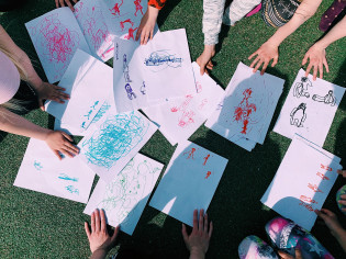 Lasten tanssityöpajassa piirtämiä kuvia.