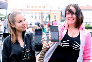 Pokémon Go -pelaajat Kauppatorilla