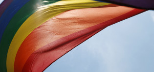 Pride-lippu ja taivas