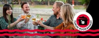 Kaveriporukka kippistämässä juomia jokirannassa, kuvassa Turun ruokaviikot -logo ja kaksi punaista aaltoviivaa.