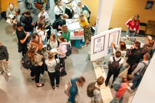 Students and exhibitors in indoor Fair.