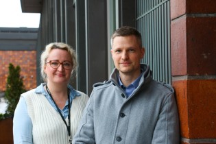 Jani Välimäki ja Mirka Suvanto seisovat rakennuksen edessä.