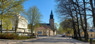 Tuomiokirkko kuvattuna Piispankadun suunnasta.