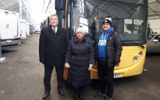 Juha Parkkonen, Olena Herasimenko ja Jani Meriläinen Turun Kaupunkiliikenteen bussin edessä