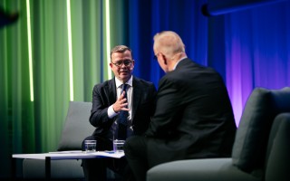 Pääministeri Petteri Orpo lavalla Eurooppa-foorumissa 2023 Markku Jokisipilän haastattelemana