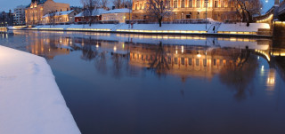 Kaupungintalo joelta katsottuna talvella