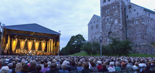 Konserttilava ja yleisöä Turun linnan edustalla