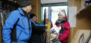 Impivaaran suksivuokraamosta löytyy sukset niin lapsille kuin aikuisillekin.