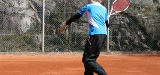 Tenniksenpelaaja Urheilupuistossa