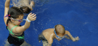 Lapset uimakoulussa