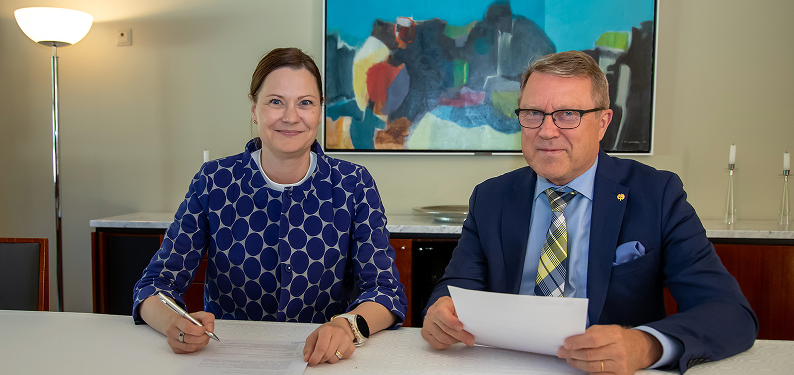 Minna Arve ja Jukka Kola solmivat strategisen kumppanuussopimuksen