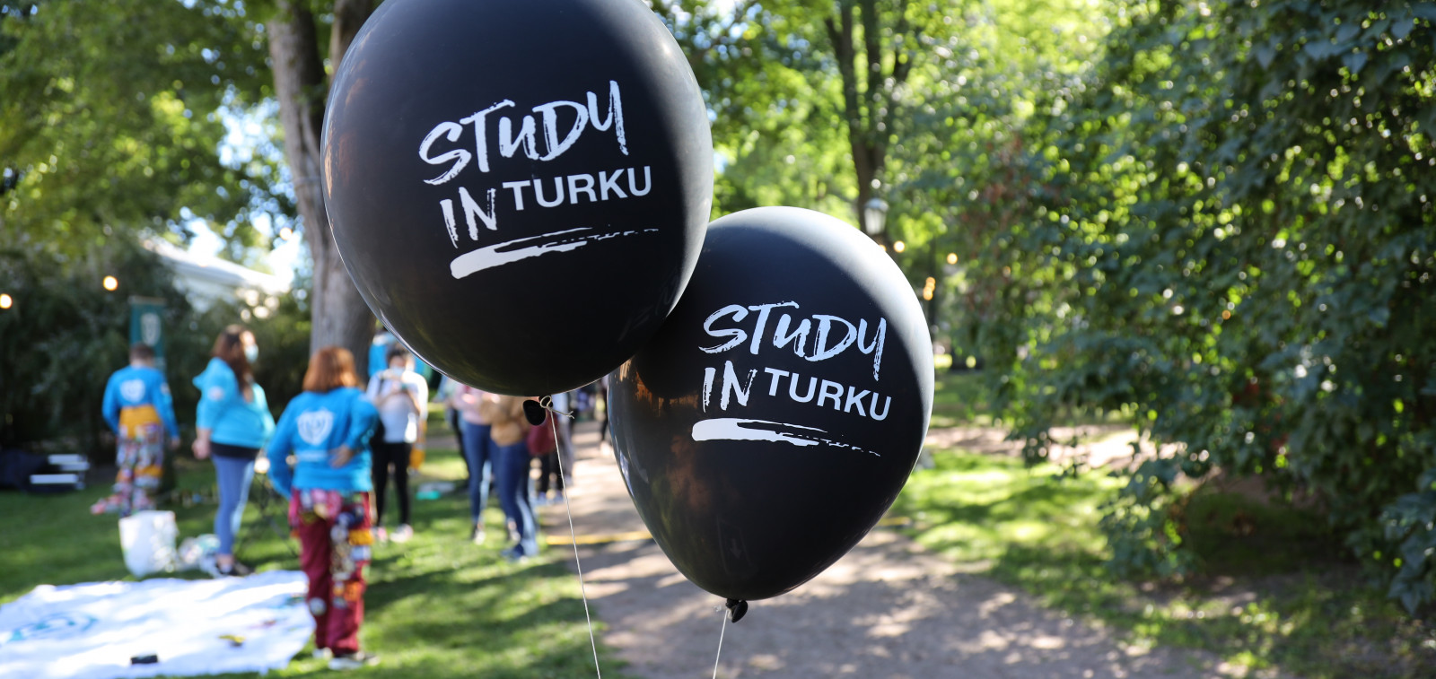 Study in Turku messut 2020 ilmapalloja ja opiskelijoita haalareissa