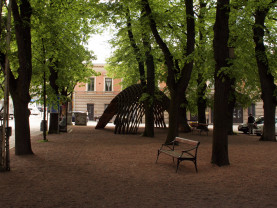 Kaupungintalon puiston puut ovat vanhoja ja kookkaita ja puistossa on puupalviljonki.