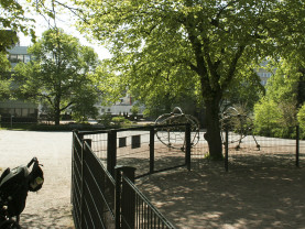Pakkarinpuiston leikkikenttä sijaitsee puiden suojassa.