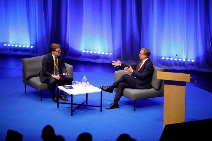Matti Niemi ja pääministeri Petteri Orpo keskustelevat lavalla nojatuoleissa istuen Eurooppa-foorumissa. (Picture: Jaska Poikonen)