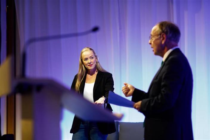 Moderaattori haastattelee yhtä puhujista Turun Eurooppa-foorumin lavalla 2024. (Kuva: Jaska Poikonen)