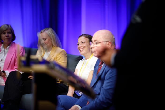 Maria Ohisalo, Li Andersson ja Eero Heinäluoma keskustelevat lavalla Eurooppa-foorumissa 2025 (Foto: Jaska Poikonen)