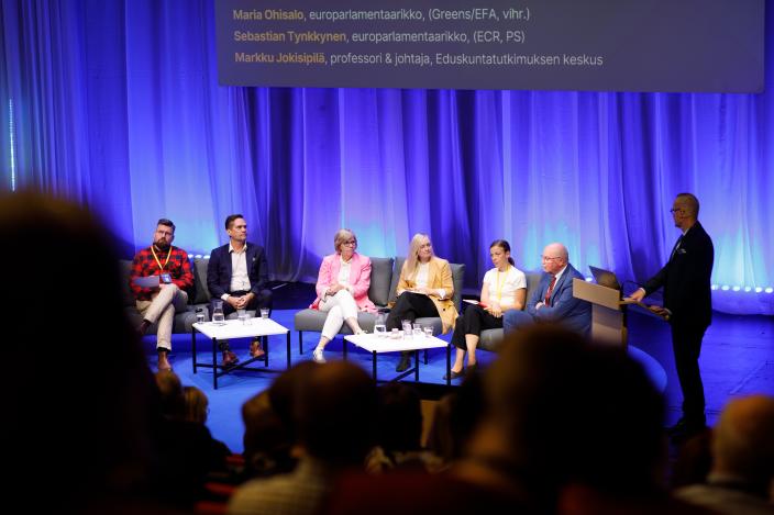Mepit keskustelevat Eurooppa-foorumin lavalla, haastattelijana Markku Jokisipilä. (Picture: Jaska Poikonen)