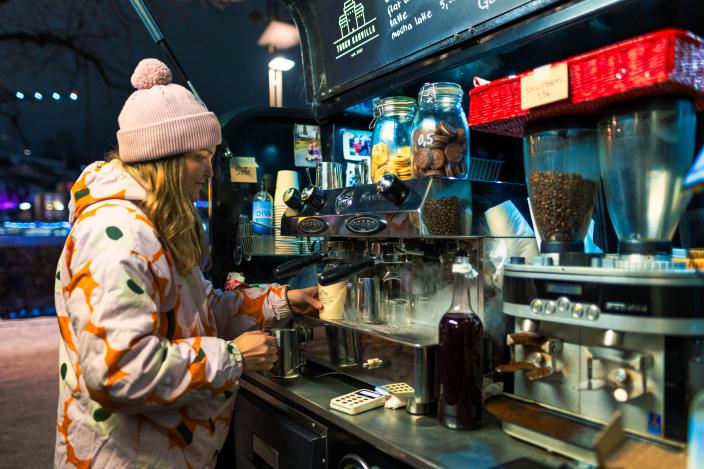 Henkilö valmistaa juomaa kahvikoneella. (Kuva: Rami Saarikorpi)