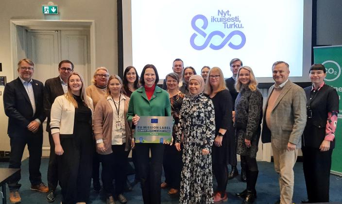 Ihmisiä seisoo rivissä kohti kameraa. (Kuva: Irene Pendolin)