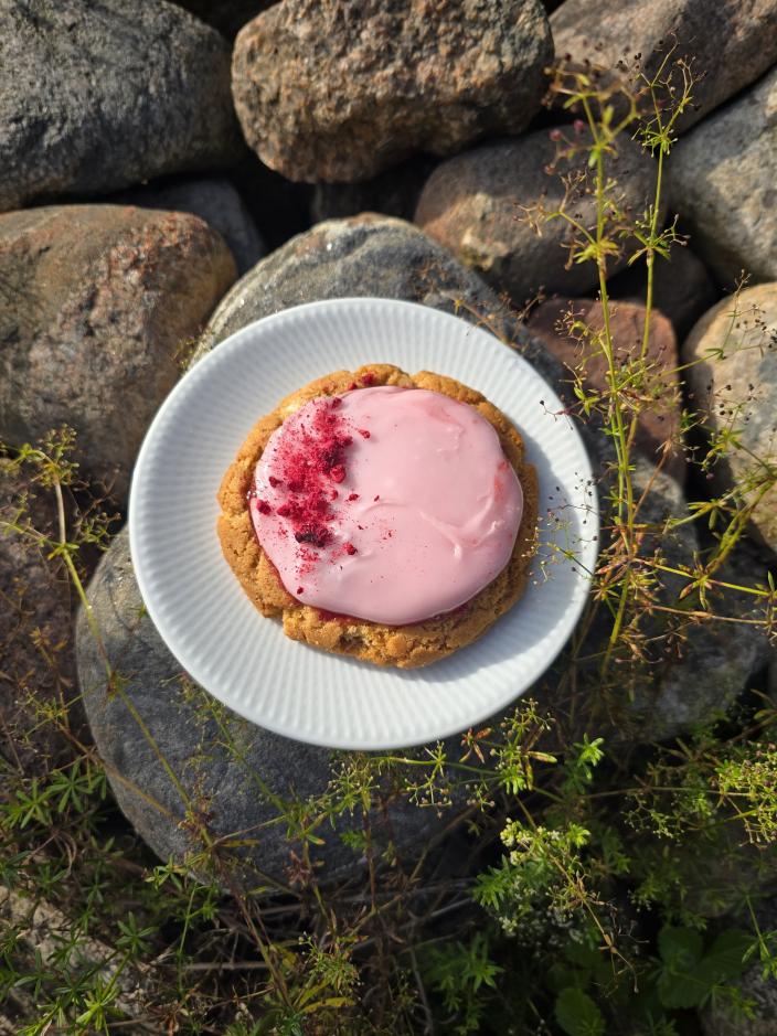 Keski, jonka päällä on vaaleanpunainen kuorrute.