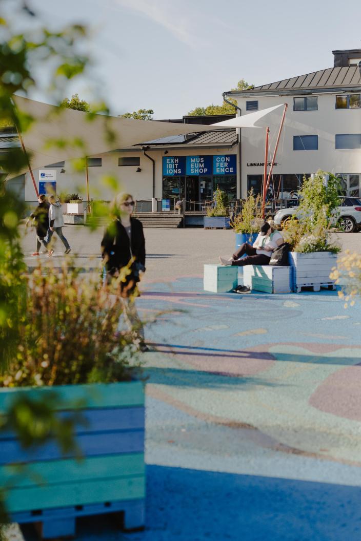 Forum Marinumin syyskesäinen piha, jossa on sinertäviä maalauksia. (Kuva: Vill Media Oy)