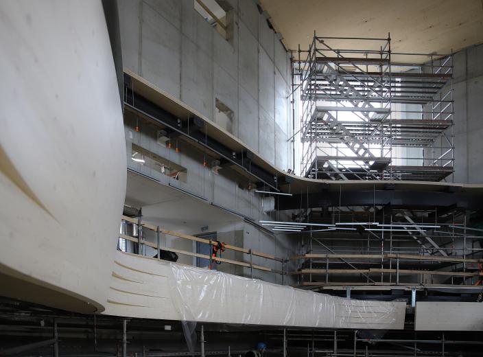 Musiikkitalo Fuugan rakennusaika, konserttisalin sisäverhouksen asennus. (Picture: Marko Kivistö)