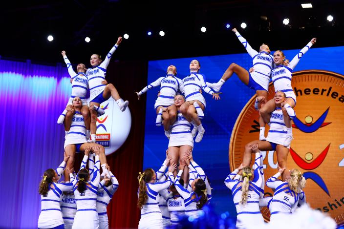 Kuvassa on Suomen cheerleadingin maajoukkue vuoden 2025 MM-kisoissa. (Kuva: Suomen Cheerleadingliitto)