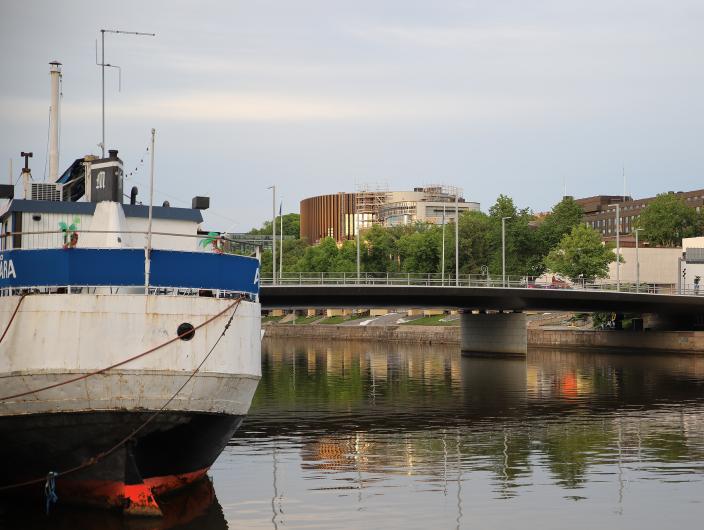 Näkymä musiikkitalo Fuugaan Aurajoen vastarannalta. (Kuva: Marko Kivistö)