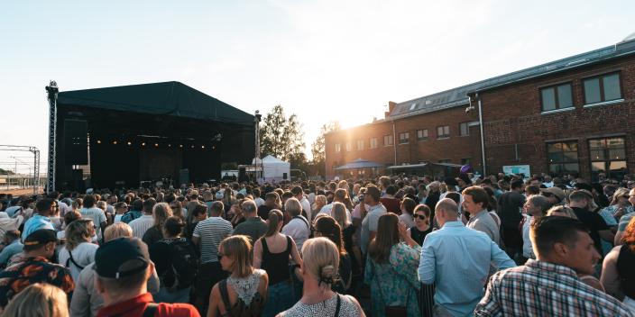 Yleisö odottamassa esiintyjää lavan edessä.  (Kuva: Jan Trygg)
