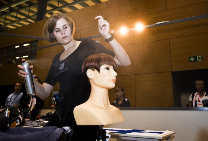 Hiusmuotoilun opiskelija kilpailemassa Taitaja-kisoissa. (Kuva: Skills Finland/Juha Roininen)