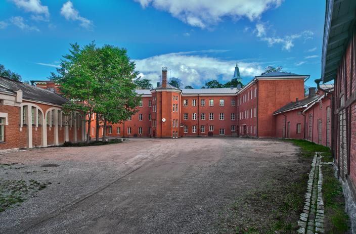 Katedralskolans tomma innergård under en solig sommardag. (Foto: Lauri Tiikasalo)