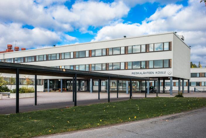 Ulkokuva Rieskalähteen koulusta. (Kuva: Lauri Tiikasalo)