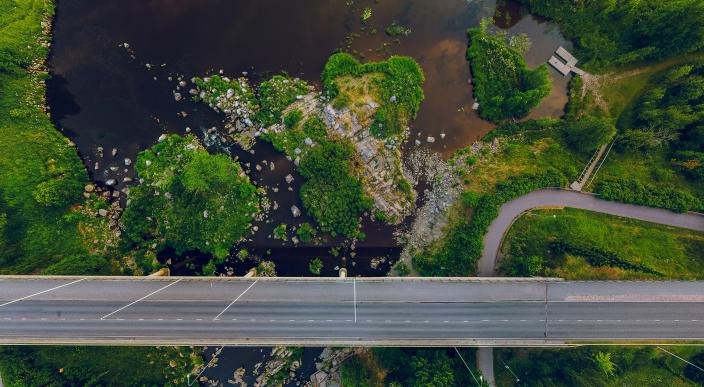 Ilmakuva Halistenkosken yltä, jossa näkyy silta sekä melontalaituri.  (Kuva: A1 Media)