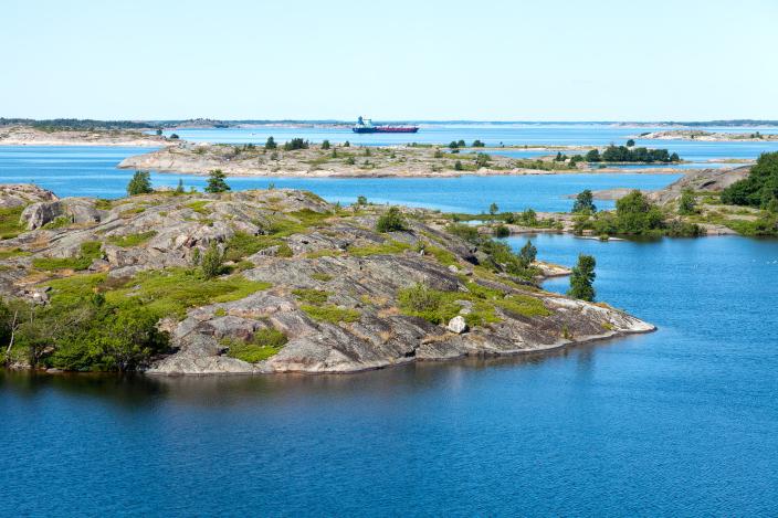 Kallioisia luotoja avoimella merialueella.  (Kuva: Esko Keski-Oja)