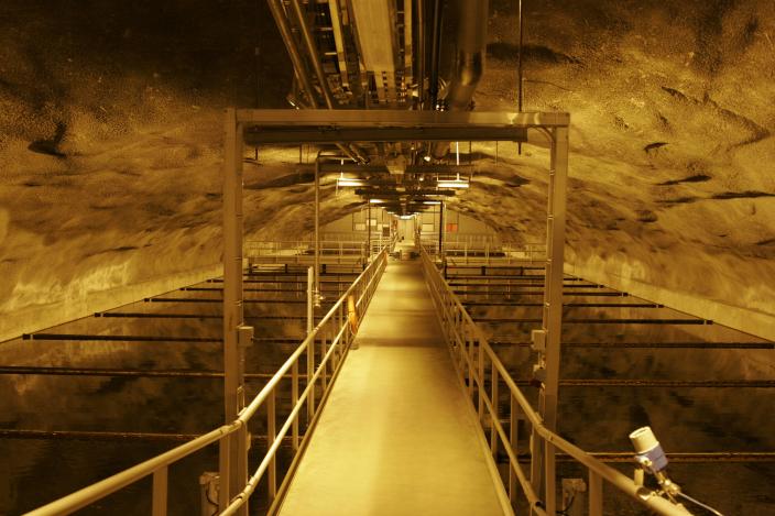 Sisäkuva Kakolan jätevedenpuhdistamon vesialtaista, joiden keskellä kulkee kulkusilta. (Kuva: Hannu Aaltonen)