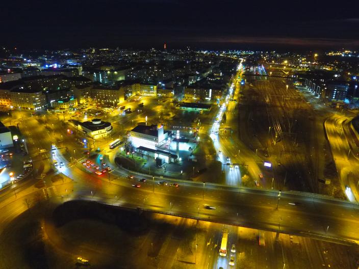 Öinen Aninkaistensilta ja ratapihan alue. (Kuva: Janne Mustonen)