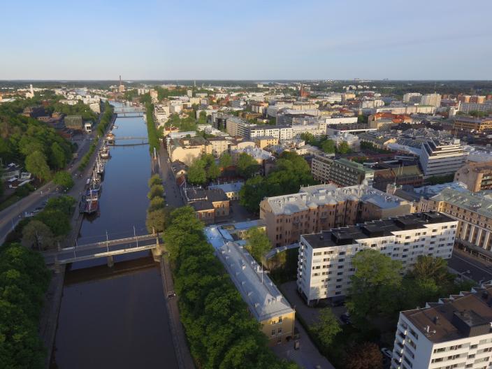 Ilmakuva Turun keskustasta meren suuntaan, keskellä kuvaa Aurajoki. (Kuva: Janne Mustonen)