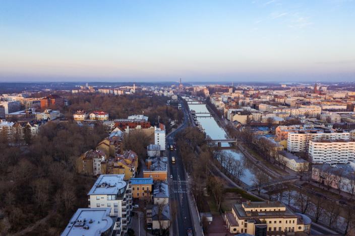 Ilmakuva jokirannasta. (Kuva: Heikki Räisänen)