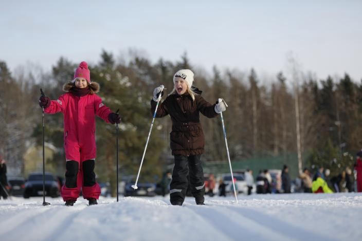 Kaksi lasta hiihtämässä. (Kuva: Mika Okko)