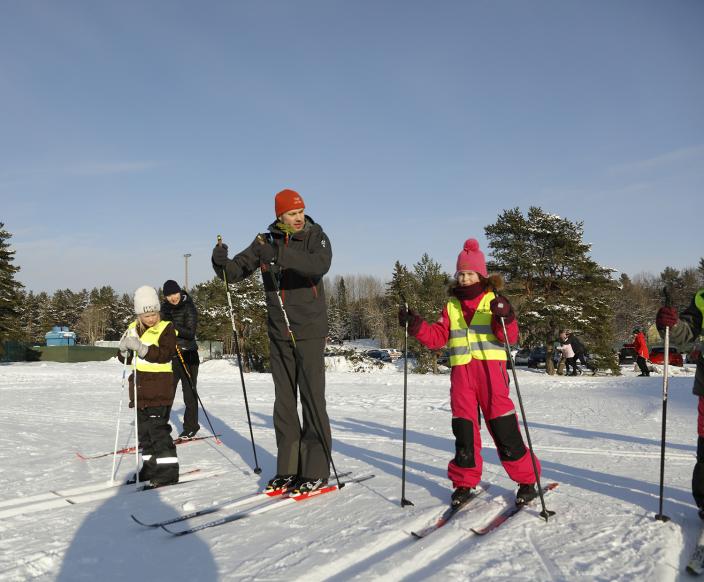 Lapset Impivaaran hiihtokoulussa.  (Kuva: Mika Okko)
