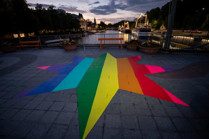 Teatteriltaan maalattu tähti sateenkaaren väreissä. (Kuva: Vilma Puputti)