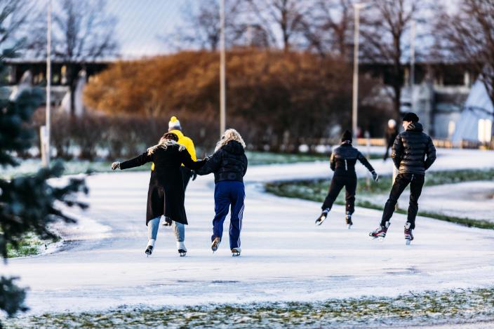 Luistelijoita luistelee jäällä.  (Kuva: Heikki Räisänen)