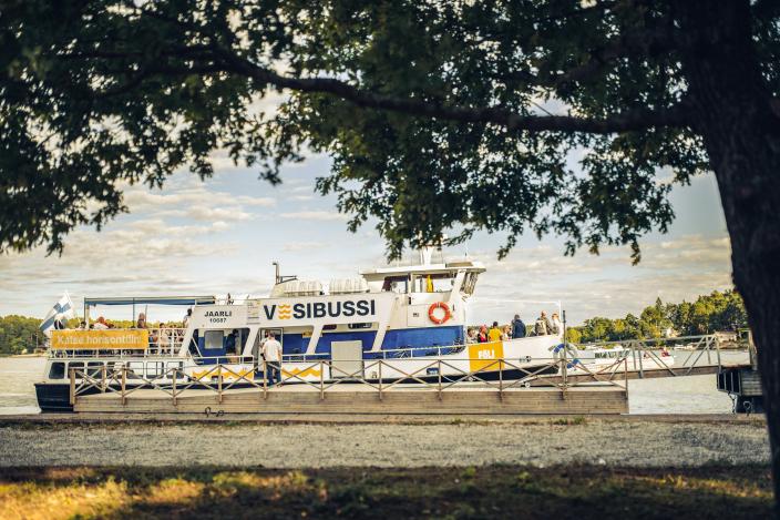 Vesibussi saaapumassa Ruissaloon kesällä. (Kuva: Jonne Mattila)