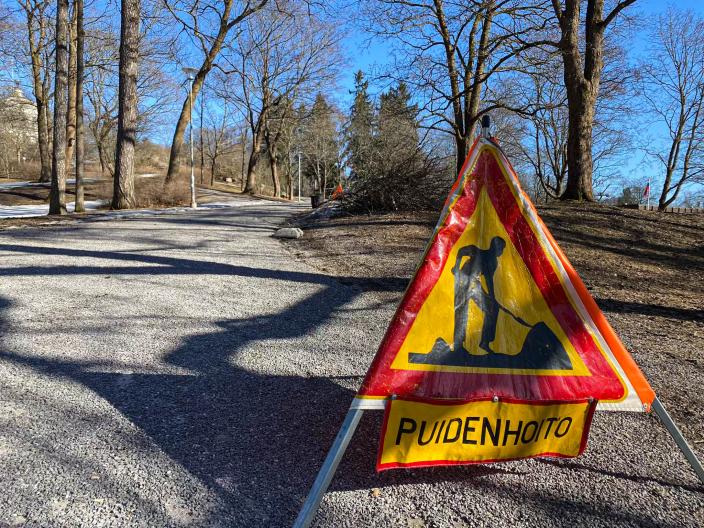 Puidenhoitokyltti kävelytiellä Vartiovuoren puistossa. (Kuva: Joel Karlsson)