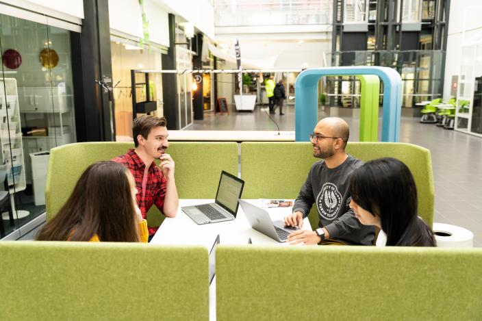 Elever i grupparbete. (Foto: Hanna Oksanen)